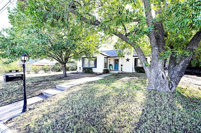 view of front facade featuring a front lawn