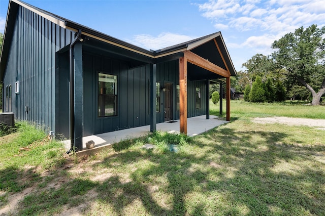 rear view of house featuring a lawn