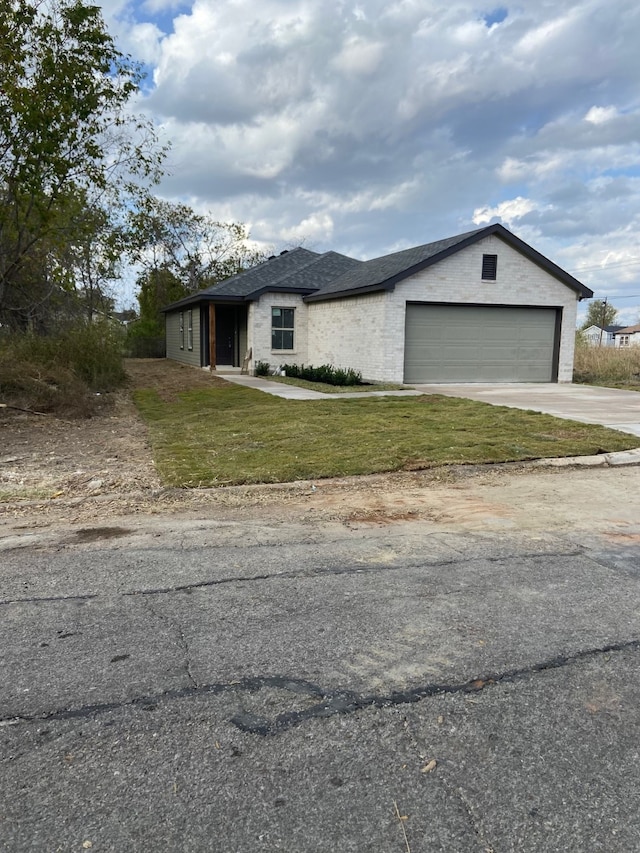 view of front facade with a garage and a front lawn