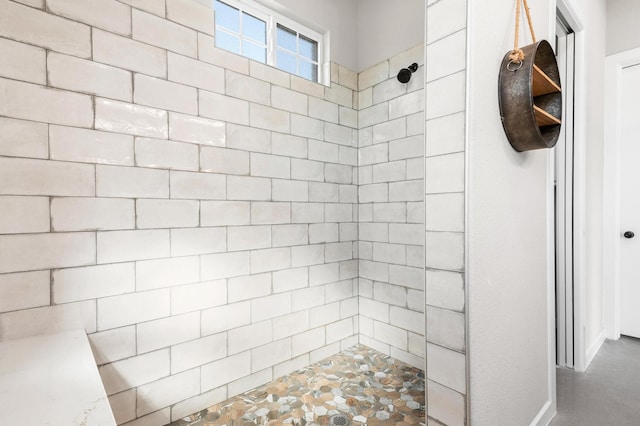 bathroom featuring tiled shower