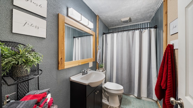 full bathroom featuring a shower with curtain, vanity, toilet, a textured wall, and a textured ceiling