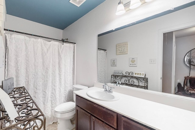 bathroom featuring a shower with shower curtain, vanity, and toilet