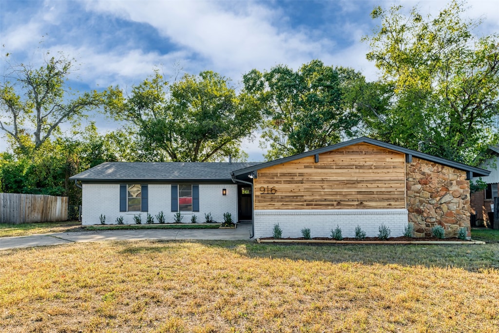 ranch-style house featuring a front lawn