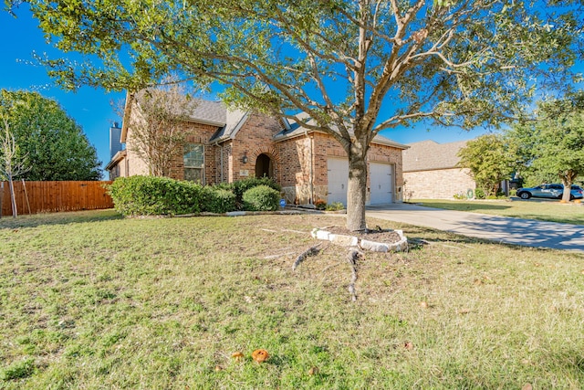 view of front of property featuring a front lawn