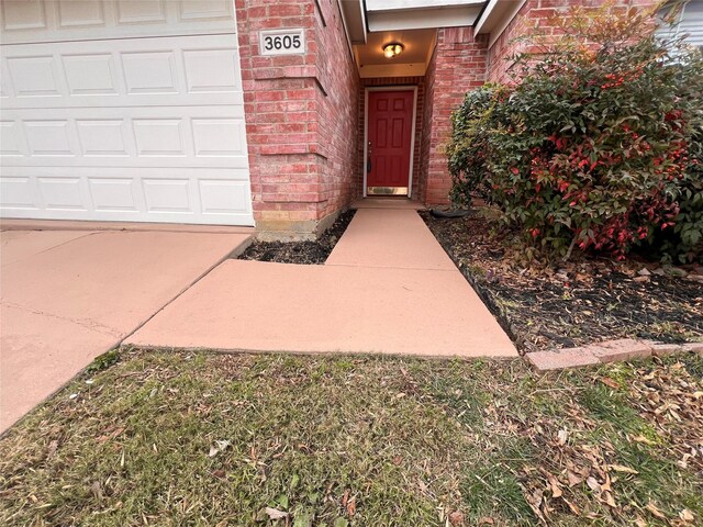 view of front of property featuring a front yard and a garage