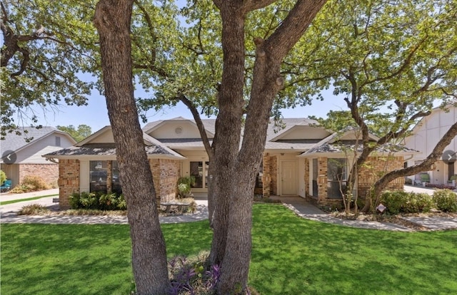 view of front of home with a front lawn