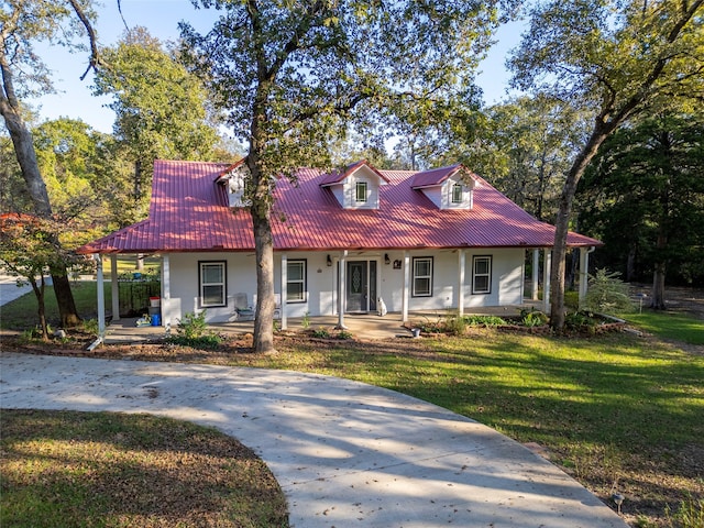 view of front facade with a front lawn and covered porch