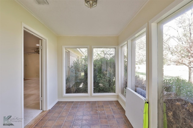 sunroom with ceiling fan