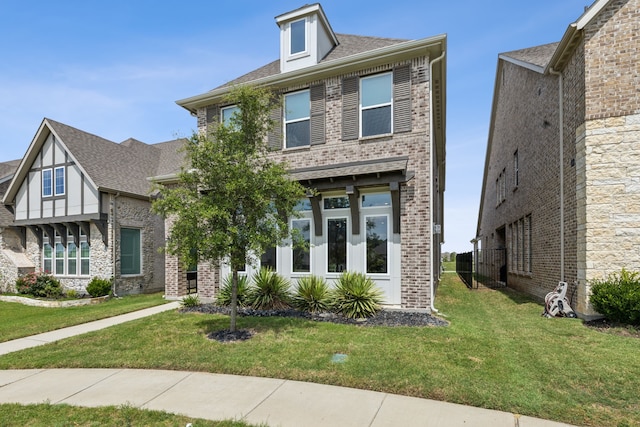 view of front of property featuring a front lawn