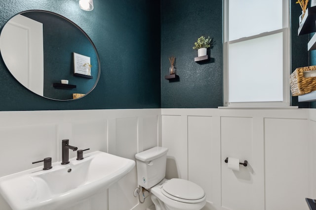 bathroom featuring toilet and sink