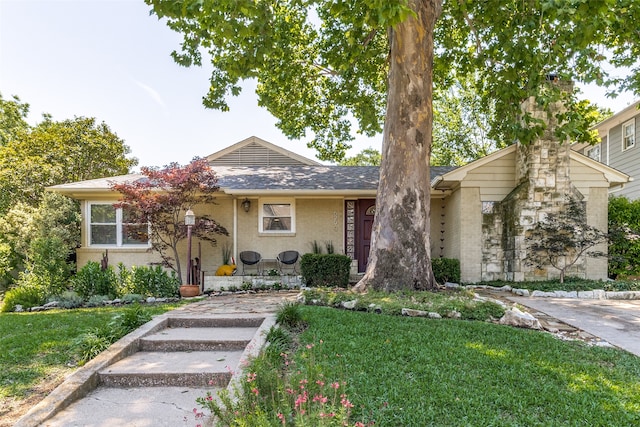 single story home with a front lawn