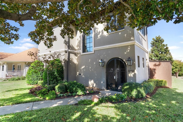 view of front of house featuring a front lawn