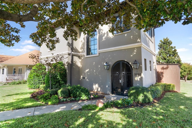 view of front of property featuring a front yard