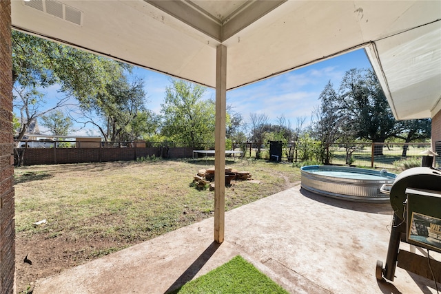 view of yard featuring a hot tub and a patio