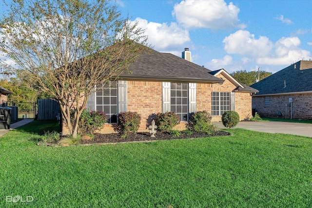 view of front of home featuring a front yard