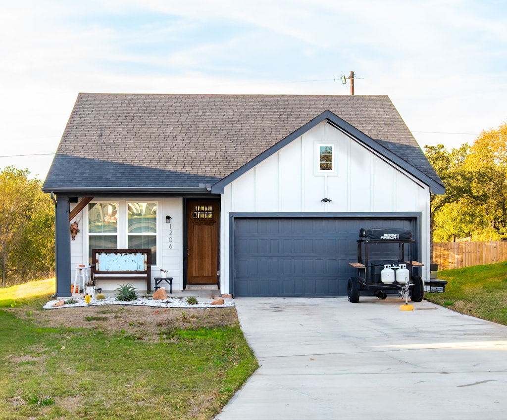 view of front of home featuring a front lawn and a garage