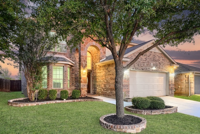 view of front of property featuring a yard