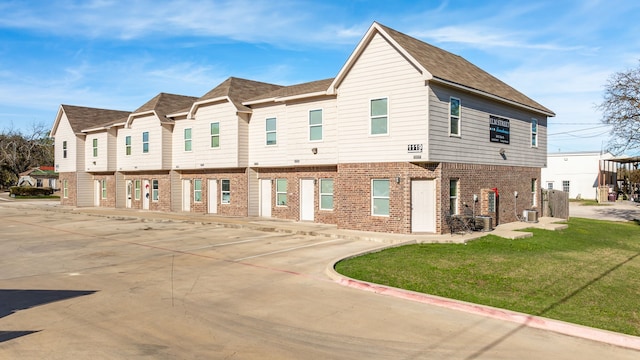 view of front of home featuring a front yard