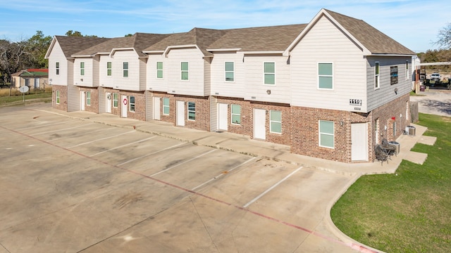 view of front of property with a front lawn