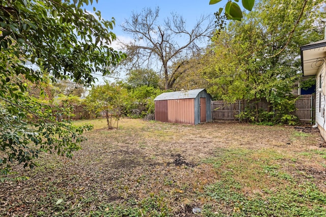 view of yard with a shed