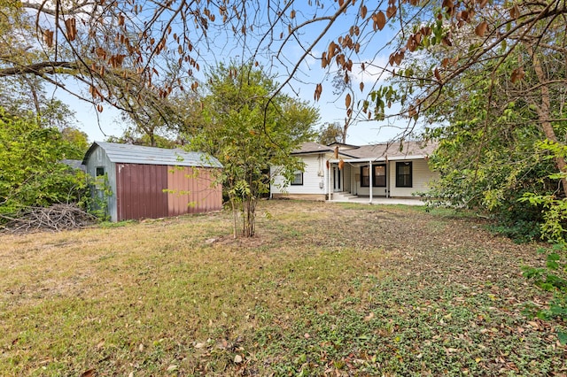 view of yard featuring a storage shed