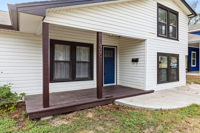 entrance to property featuring a porch