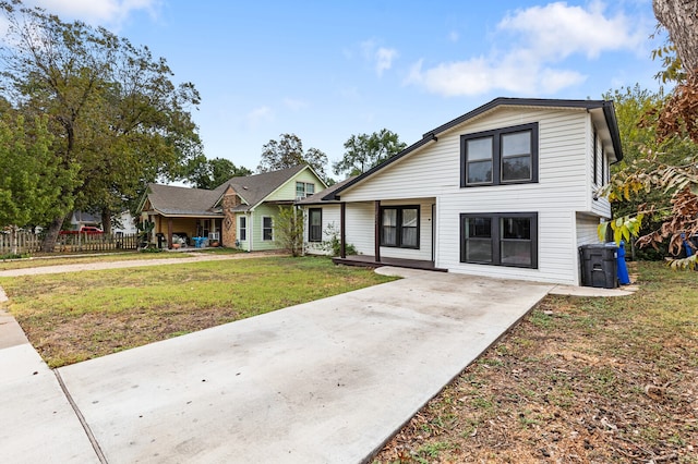 view of front of house featuring a front lawn