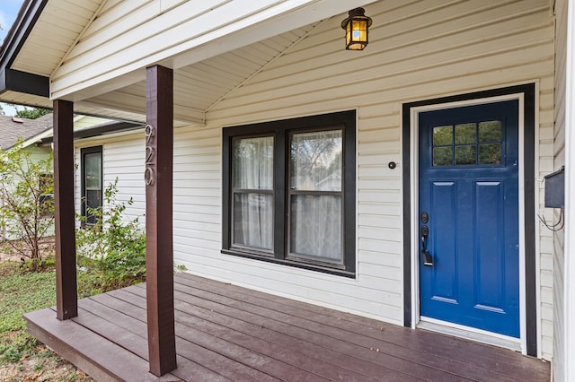 entrance to property featuring a porch