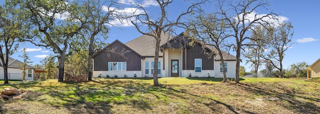 view of front facade with a front yard