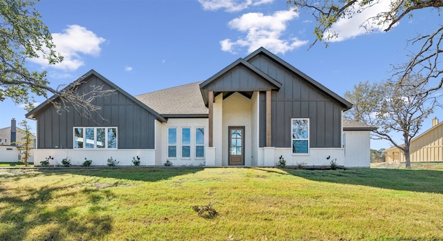 view of front of property featuring a front lawn