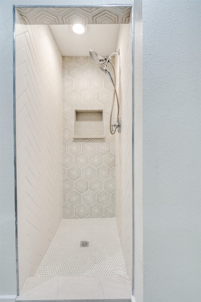 bathroom featuring a tile shower