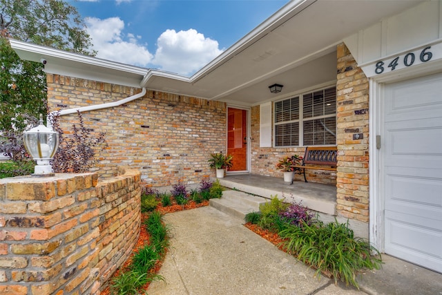 property entrance featuring a porch