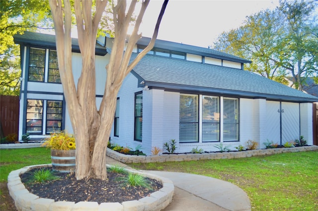 view of front facade featuring a front lawn