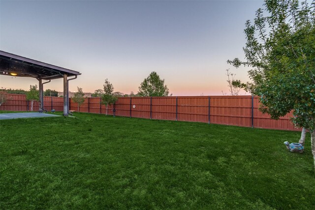 view of yard at dusk