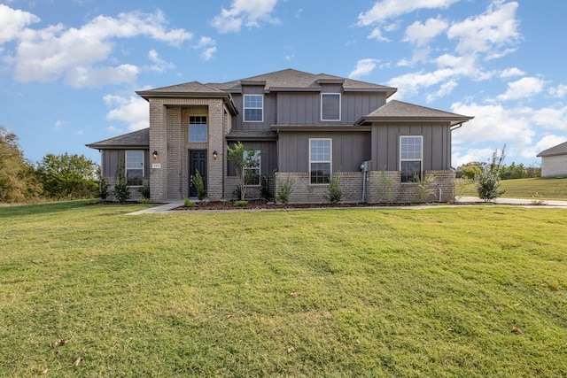 view of front of house featuring a front lawn