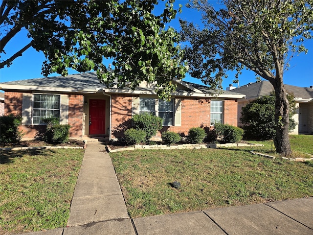 ranch-style house featuring a front lawn