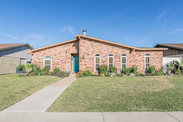 view of front facade with a front yard