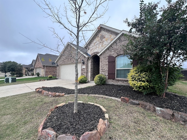 view of front of home featuring a garage and a front yard