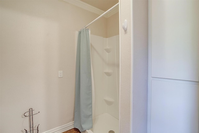 2309 Honeysuckle Ave, Fort Worth, TX 76111 - bathroom with curtained shower and crown molding