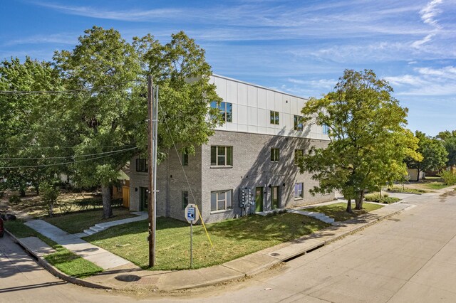 view of front of home with a front yard