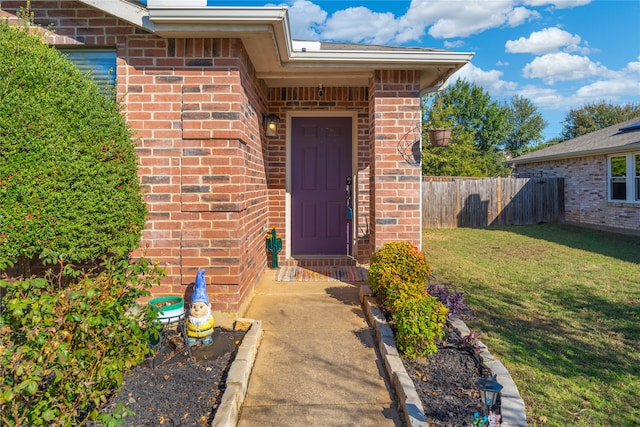 property entrance featuring a yard