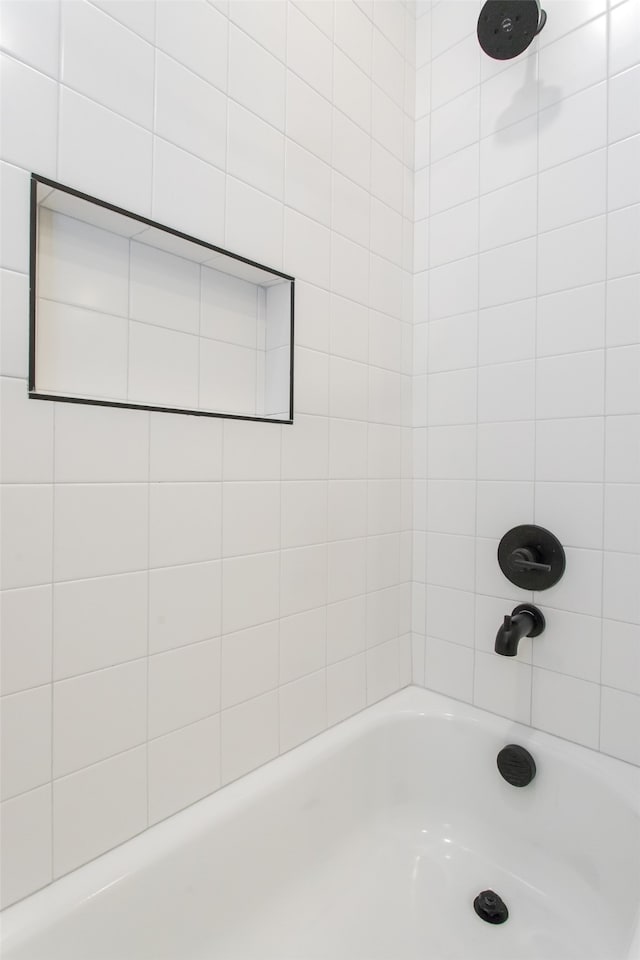 bathroom with tiled shower / bath