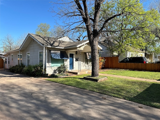 view of front of home featuring a front lawn