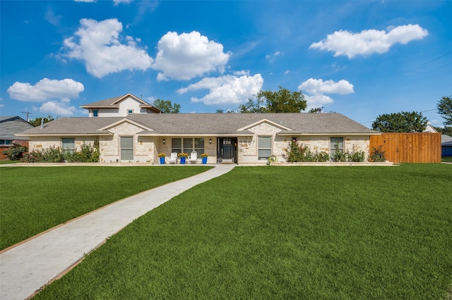 view of front facade featuring a front lawn