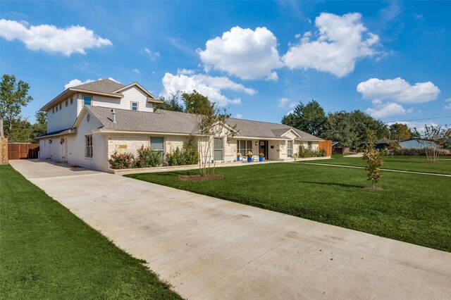 view of front of house featuring covered porch and a front lawn