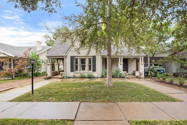 view of front facade with a front lawn