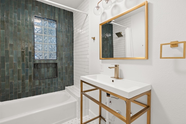 bathroom featuring tiled shower / bath