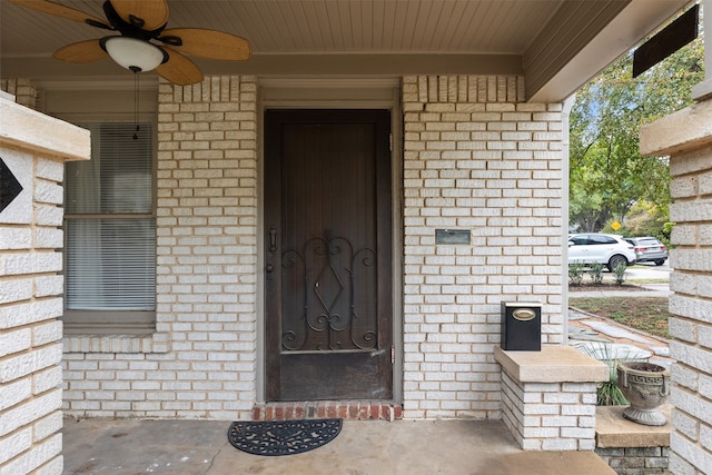 property entrance featuring ceiling fan