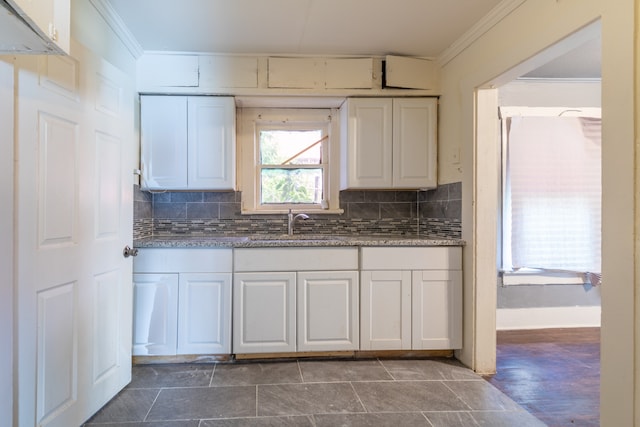 kitchen with sink, dark wood-type flooring, tasteful backsplash, crown molding, and white cabinets