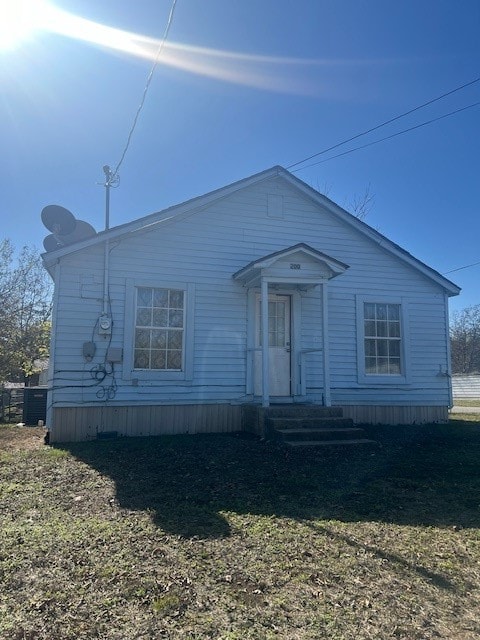 view of front of home with a front lawn